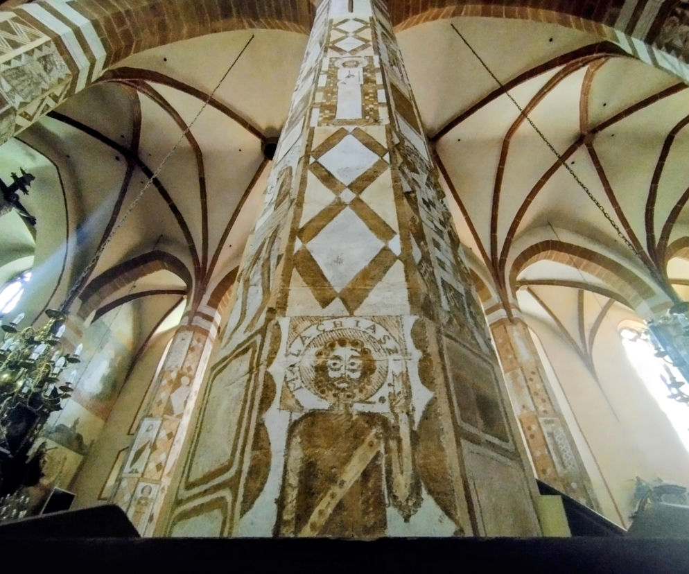 Geometryczne sgraffito na filarze w bazylice w Olkuszu. O tym niezwykłym zabytku przeczytasz w serwisie Architektura.