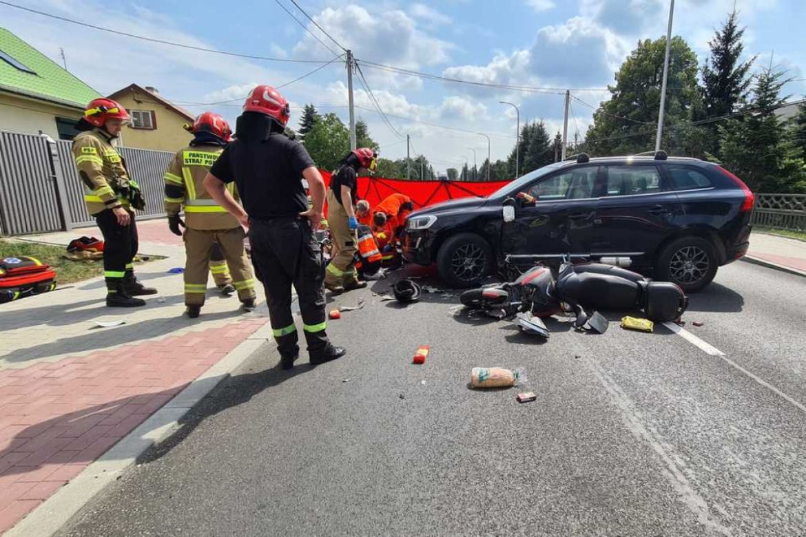 Śmiertelny wypadek na ul. Opoczyńskiej w Tomaszowie Mazowieckim. Nie żyje 54-latek na skuterze