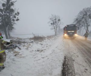 Awarie sieci w woj. warmińsko-mazurskim. Tysiące odbiorców bez prądu