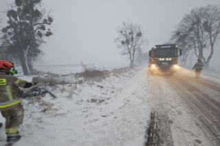 Awarie sieci w woj. warmińsko-mazurskim. Tysiące odbiorców bez prądu