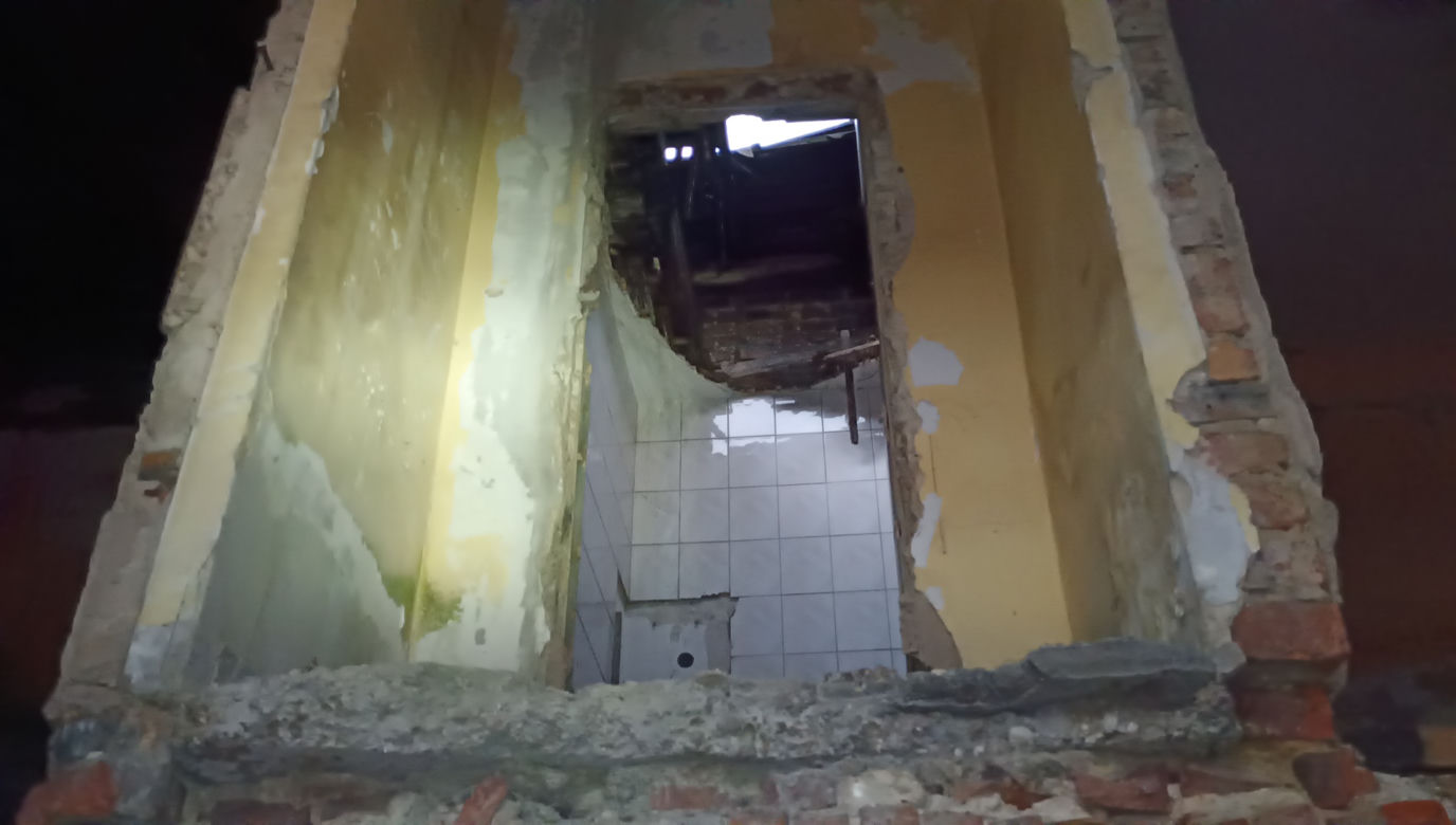 Opuszczona kamienica w centrum Chorzowa. Kto w niej mieszka?