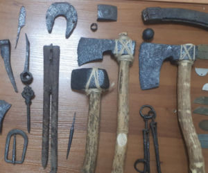 Średniowieczne topory odnalezione na Bemowie 