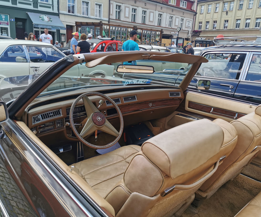 Klasyki motoryzacji na Rynku w Ostrowie Wielkopolskim