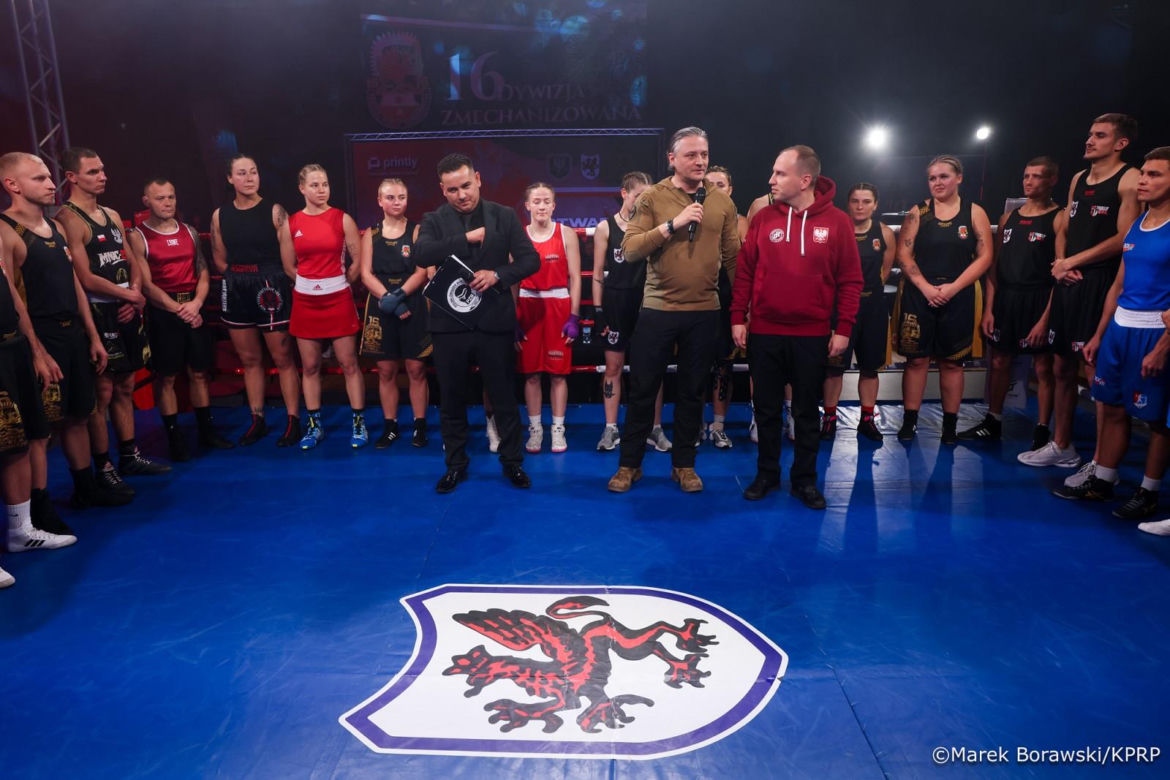 Karol Nawrocki w skórze na gali boksu
