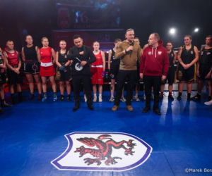 Karol Nawrocki w skórze na gali boksu