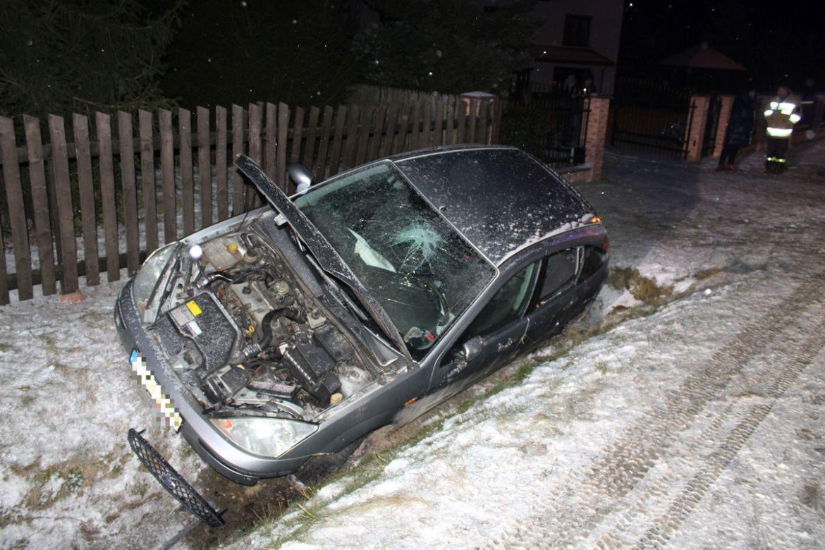 Rajd pijanego kierowcy w Nowej Jastrząbce. Auto w rowie, pasażerka w szpitalu