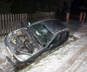 Rajd pijanego kierowcy w Nowej Jastrząbce. Auto w rowie, pasażerka w szpitalu