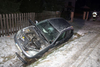 Rajd pijanego kierowcy w Nowej Jastrząbce. Auto w rowie, pasażerka w szpitalu