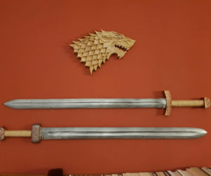 Biała broń jako dekoracja na ścianie