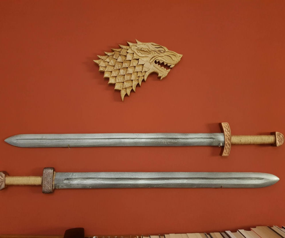 Biała broń jako dekoracja na ścianie