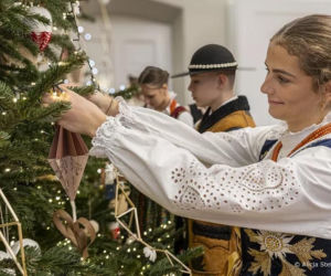 Uczniowie z Zakopanego ubrali choinkę w Pałacu Prezydenckim. Córka Pierwszej Damy skradła show!