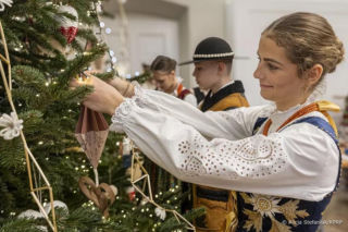 Uczniowie z Zakopanego ubrali choinkę w Pałacu Prezydenckim. Córka Pierwszej Damy skradła show!