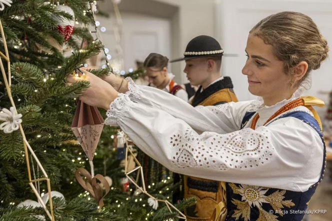 Uczniowie z Zakopanego ubrali choinkę w Pałacu Prezydenckim. Córka Pierwszej Damy skradła show!