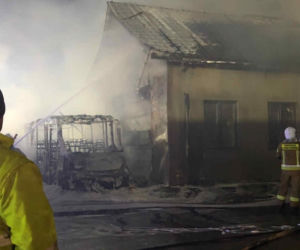 Potężny pożar zakładu pod Krakowem. Spłonęły autobusy i ciągnik rolniczy