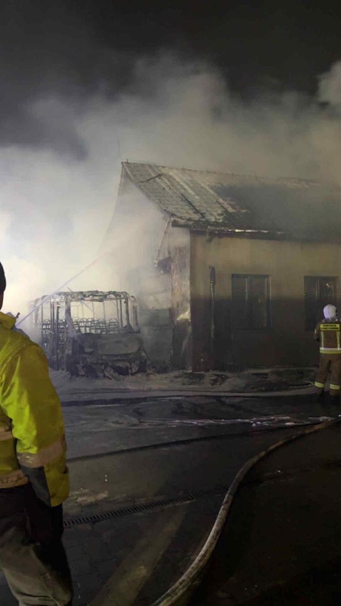 Potężny pożar zakładu pod Krakowem. Spłonęły autobusy i ciągnik rolniczy