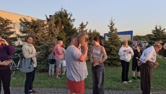 Tłumy Torunian przyjechały na lokalne lotnisko żeby obserwować zaćmienie Słońca