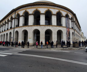Gigantyczna kolejka do szczepień bez rejestracji. Plac Bankowy