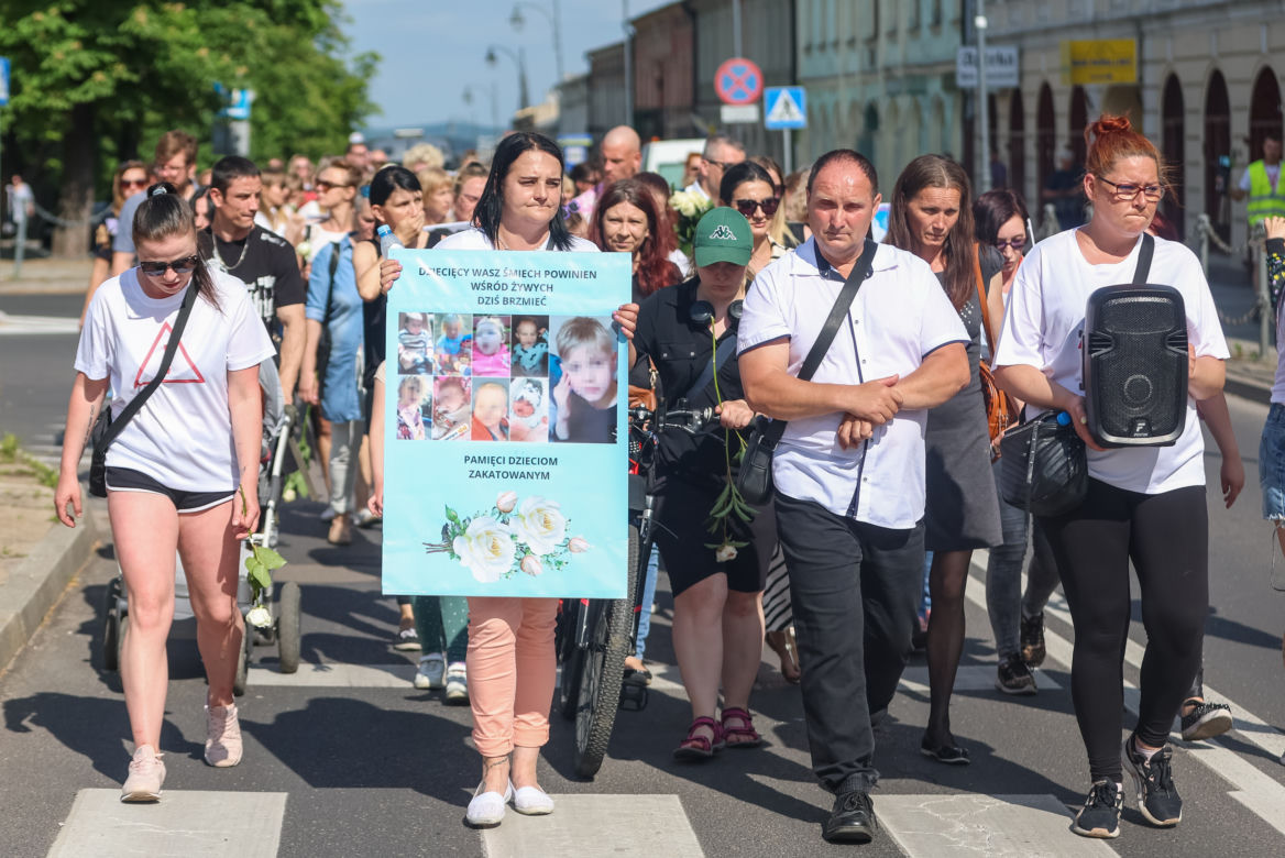 Biały Marsz dla Kamilka. Mieszkańcy Częstochowy przynieśli białe róże