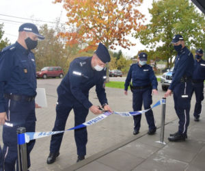 Policjanci rozpakowują się w gmachu za 3 miliony 