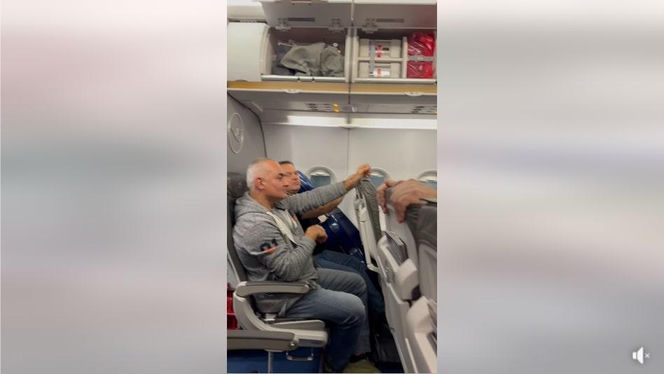 Najpierw Martyniuk a teraz oni. Polscy kabareciarze robią zamieszanie w samolocie!