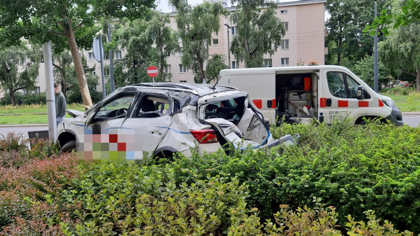 Pijany próbował uciekać przed policją. Uderzył w auto i wylądował na dachu
