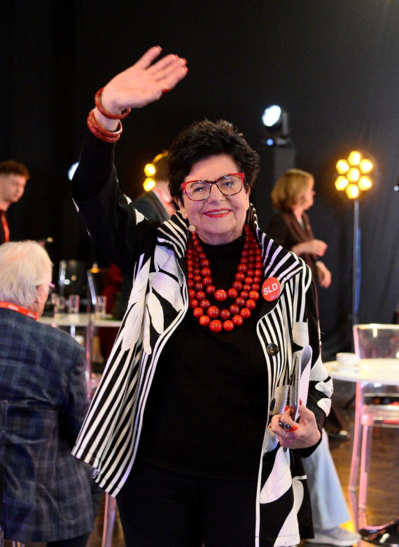  Joanna Senyszyn w czerwonych koralach  