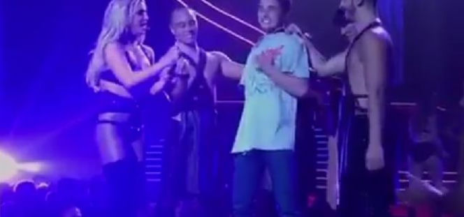 Wpadka Britney Spears - zaprosiła fana na scenę i bardzo tego pożałowała VIDEO 