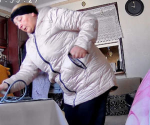 Okradła 82-latkę tuż przed świętami. Policja opublikowała jej twarz