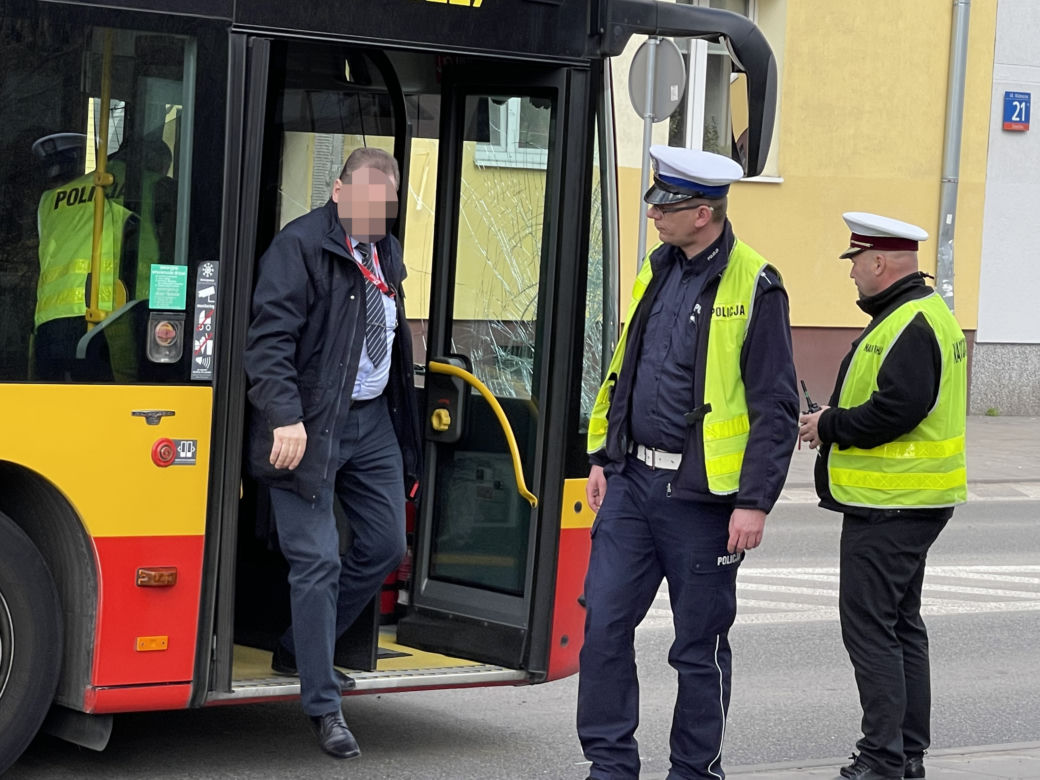 Koszmarny wypadek na Wiatracznej. Piesza wpadła pod miejski autobus