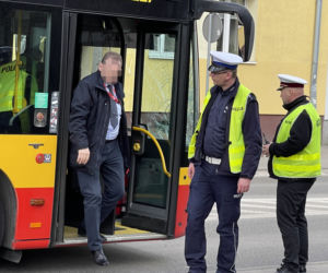 Koszmarny wypadek na Wiatracznej. Piesza wpadła pod miejski autobus