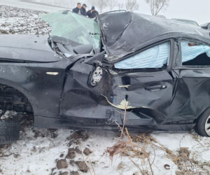BMW wypadło z drogi i dachowało! Jedna osoba trafiła do szpitala [ZDJĘCIA]