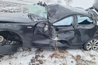 BMW wypadło z drogi i dachowało! Jedna osoba trafiła do szpitala [ZDJĘCIA]