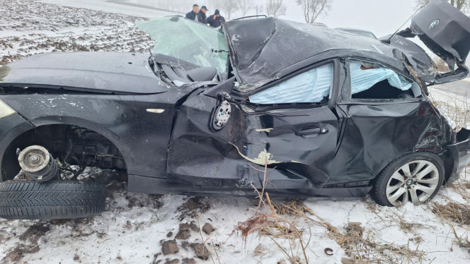BMW wypadło z drogi i dachowało! Jedna osoba trafiła do szpitala [ZDJĘCIA]