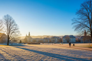 Bezchmurne niebo nad Kielcami. Czy to ostatni taki dzień 19 grudnia 2025 roku?
