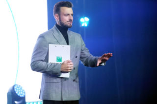 Błażej Stencel jest nieustannie hejtowany w mediach. Internautka go przeprosiła za swoje zachowanie