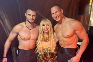 80-letnia Maryla Rodowicz przeżyła chwile grozy na scenie! Ten Sylwester z Dwójką mógł się skończyć inaczej. Uratowali ją panowie bujacze!