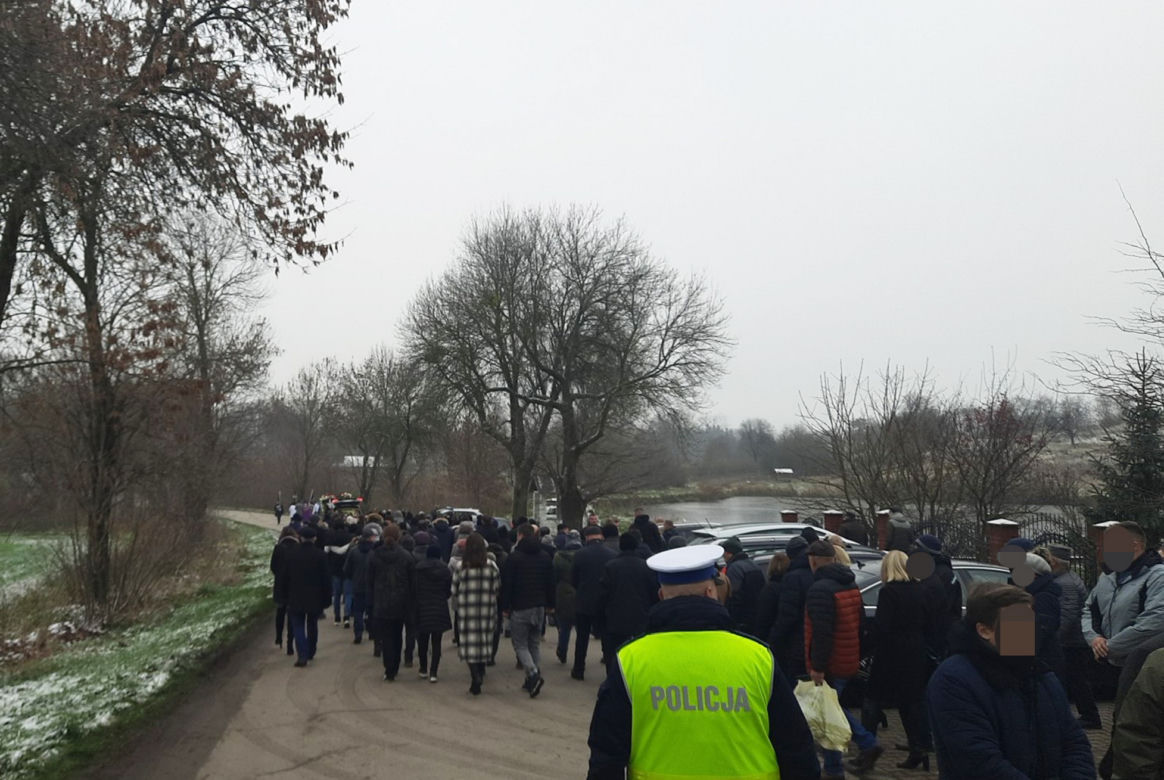 "Tragicznie zmarły, jest ofiarą wojny". Pogrzeb Bogdana C. w Przwodowie