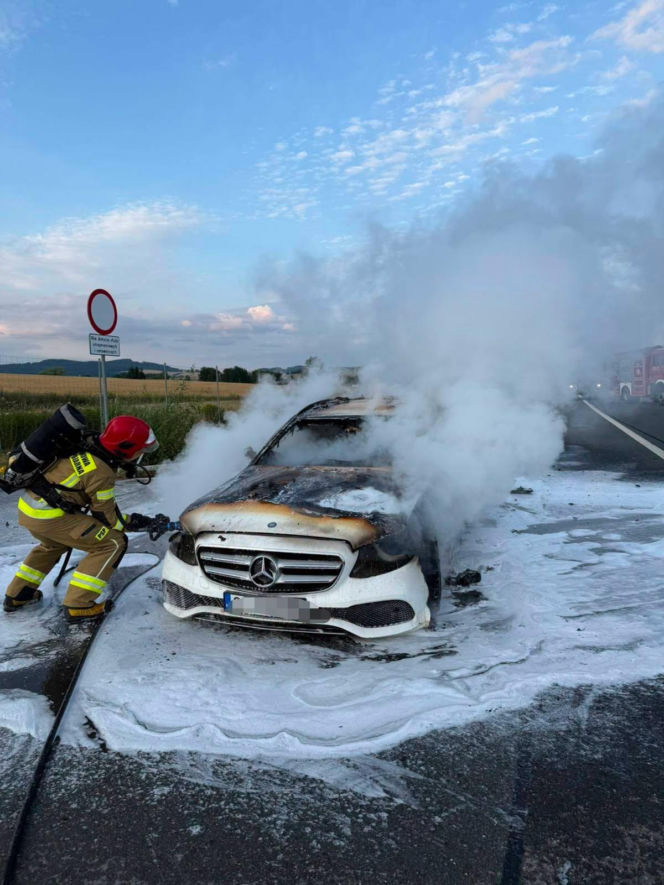 Pożar samochodu na S3! Droga w kierunku granicy zablokowana. Są utrudnienia