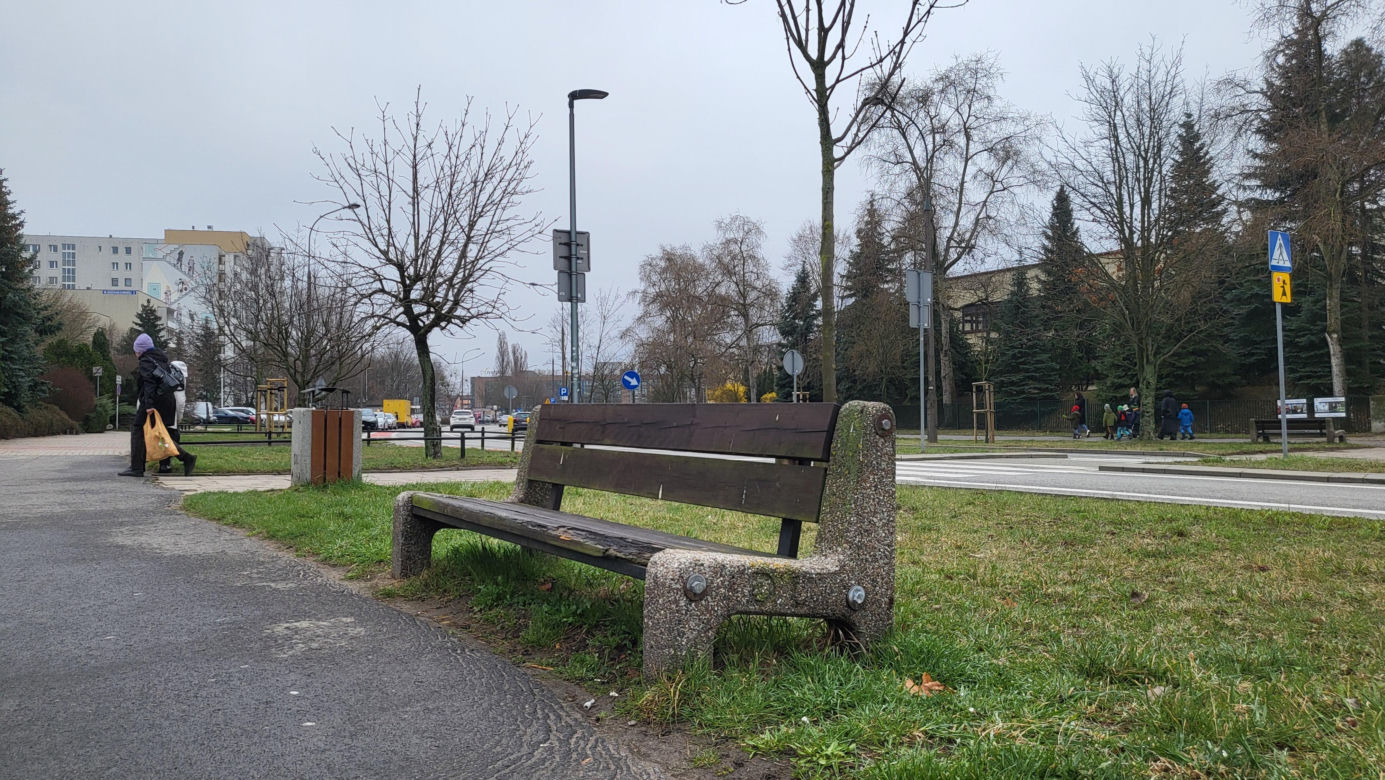 Zapadające się ławki na warszawskim Ursynowie (marzec 2025)