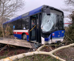 Groźny wypadek w podbydgoskim Niemczu. Autobus zderzył się z osobówką! [ZDJĘCIA]