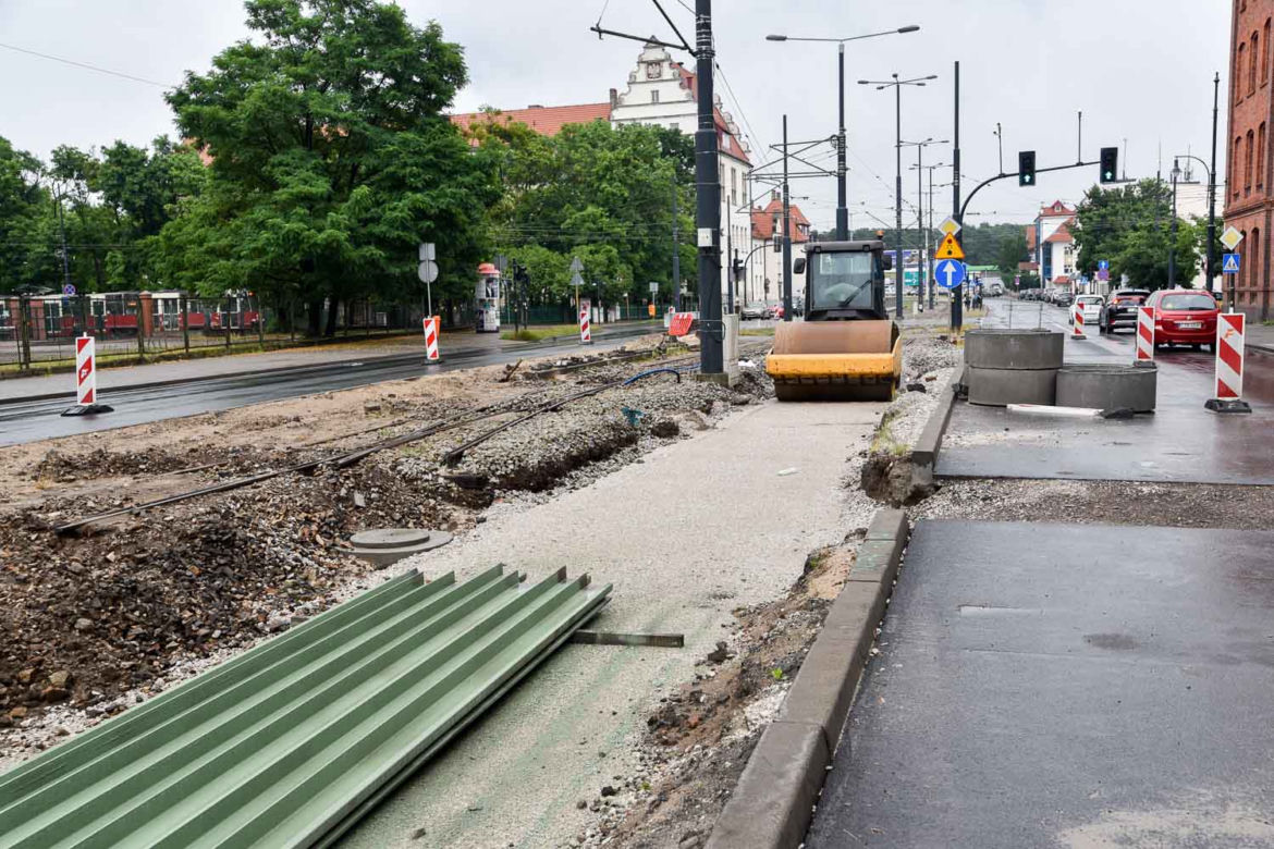 W Toruniu trwa modernizacja torowisk. Zaglądamy na plac budowy
