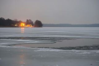Auto w Ładzyniu wjechało na zamarznięte jezioro. Jakie były skutki tego niebezpiecznego incydentu?