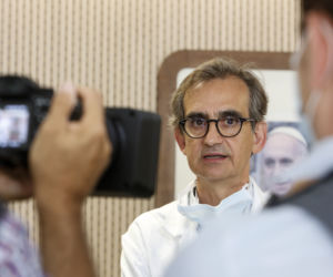 Z jednej dziewczynki zrobili dwie. Pierwsze na świecie rozdzielenie blizniaczek syjamskich zrosnietych glowami. Ervina i Prefina