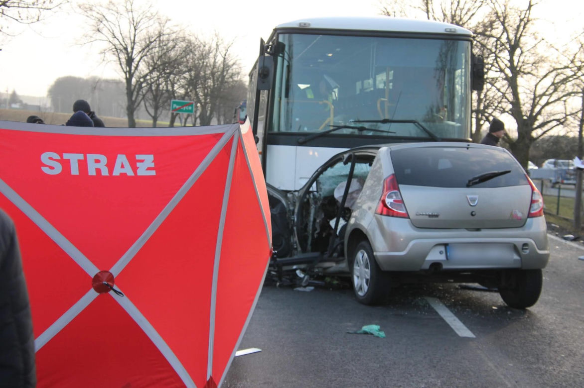 Dacia wjechała pod autobus z Milicza do Krotoszyna 