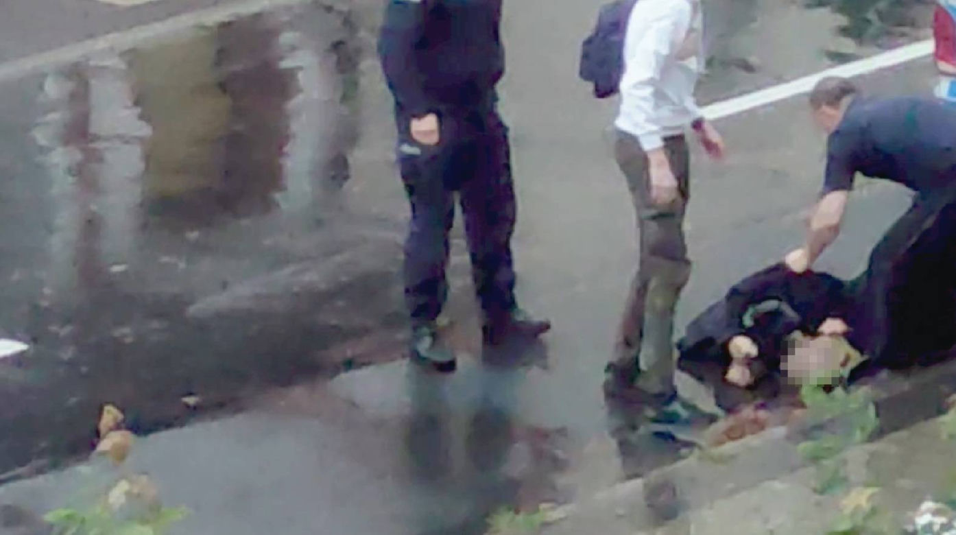 Policjant zaczyna szturchać Bartka