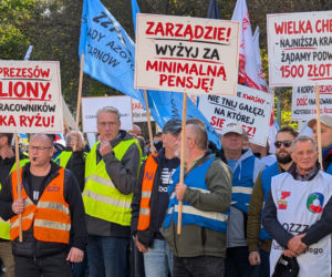 Związkowcy protestowali przed Grupą Azoty w Tarnowie. Domagają się podwyżek i ochrony miejsc pracy