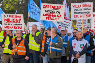 Związkowcy protestowali przed Grupą Azoty w Tarnowie. Domagają się podwyżek i ochrony miejsc pracy