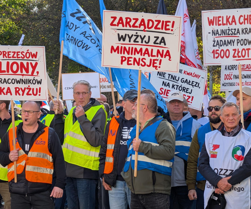 Związkowcy protestowali przed Grupą Azoty w Tarnowie. Domagają się podwyżek i ochrony miejsc pracy