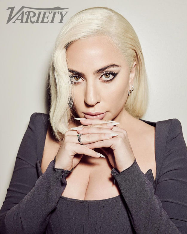 Pilnują sukienek Lady Gagi jak oka w głowie. Drogocenna szafa artystki