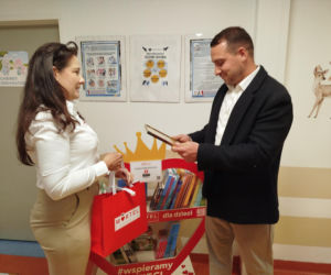 Biblioteczka z książkami dla małych pacjentów siedleckiego szpitala